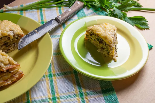 Dilim mantar ve tavuk eti yeşil p krep pasta — Stok fotoğraf