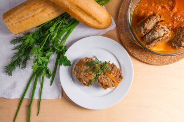 Domuz eti köfte servis beyaz buğday ekmek ile beyaz bir plaka üzerinde bir