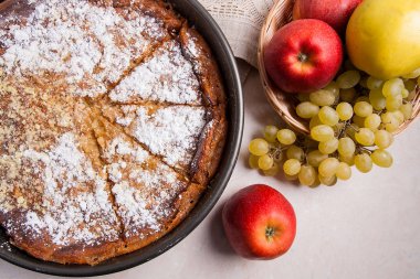 Cheesecake vintage bıçak ve ışık mermer b taze meyve ile