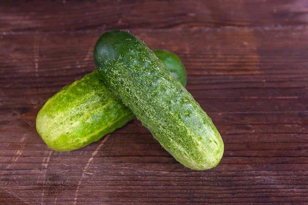 Gurken auf einem Holzgrund — Stockfoto