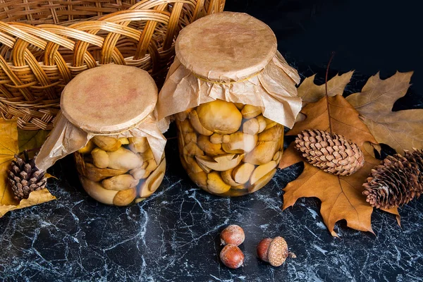 Bac iki cam kavanoz ile Marine mantar siyah mermer