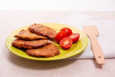 İle et ve domates Belarus yeşil plaka üzerinde patates pancakes