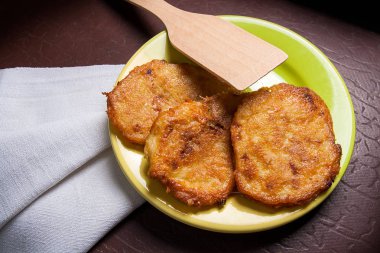 Yeşil plaka üzerinde Belarus tarzı etli patatesli krep 