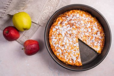 Elmalı turta ışık mermer zemin üzerine taze meyve ile