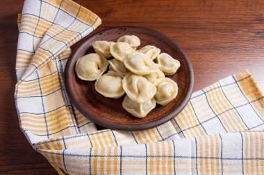 Haşlanmış Ukraynalı et köfte veya ahşap zemin üzerine mantı.