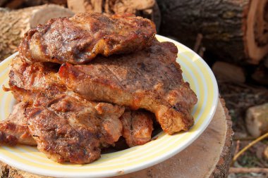 Büyük beyaz pla üzerinde bir açık alev ızgarada pişmiş sulu domuz eti biftek