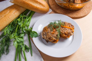 Domuz eti köfte servis beyaz buğday ekmek ile beyaz bir plaka üzerinde bir