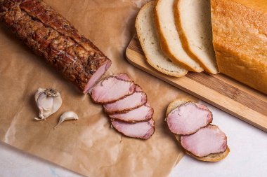 Füme et veya jambon, sarımsak ve beyaz buğday ekmek kahverengi üzerine dilim 