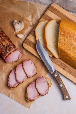 Füme dilimleri et ya da jambon kahverengi ambalaj kağıt üzerinde. Dilimler beyaz w