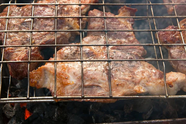 Vista da vicino della succosa cottura della bistecca di maiale su una griglia a fiamma aperta — Foto Stock