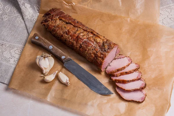 Szeletelt füstölt húst vagy a sonka és a kést a barna csomagoló papír — Stock Fotó