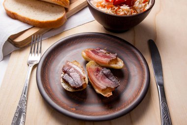 Dilim pastırma ve mutfak eşyaları woode üzerinde yemek fırında patates