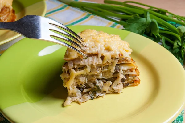 Dilim mantar ve tavuk eti yeşil p krep pasta