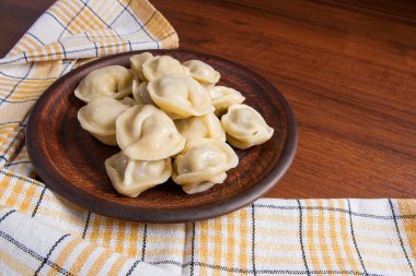 Haşlanmış Ukraynalı et köfte veya ahşap zemin üzerine mantı.