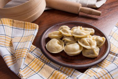 Haşlanmış Ukraynalı et köfte veya ahşap zemin üzerine mantı.