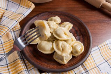 Haşlanmış et hamur tatlısı görünümünü üzerinde metal çatal kapatın. C hizmet