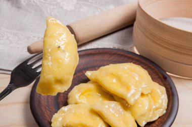 Haşlanmış varenyky veya süzme peynir ile hamur tatlısı görünümünü kapat