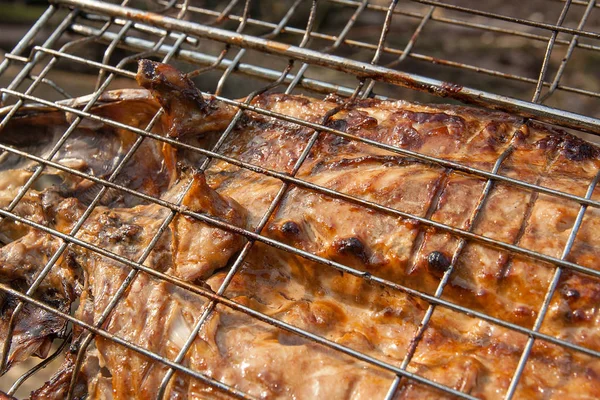 Close-up van verse vis met saus gekookt op een open vuur g — Stockfoto