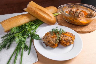 Domuz eti köfte servis beyaz buğday ekmek ile beyaz bir plaka üzerinde bir