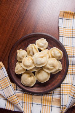 Haşlanmış Ukraynalı et köfte veya ahşap zemin üzerine mantı.