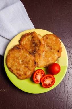 İle et ve domates Belarus yeşil plaka üzerinde patates pancakes