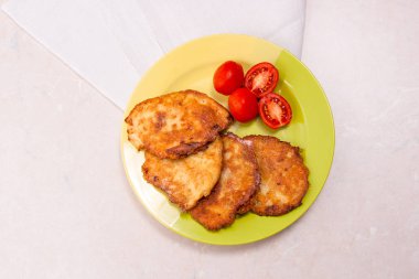 İle et ve domates Belarus yeşil plaka üzerinde patates pancakes