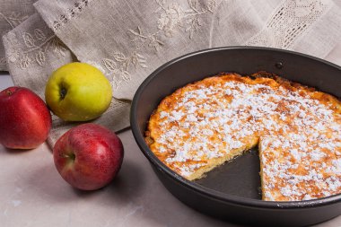 Elmalı turta ışık mermer zemin üzerine taze meyve ile