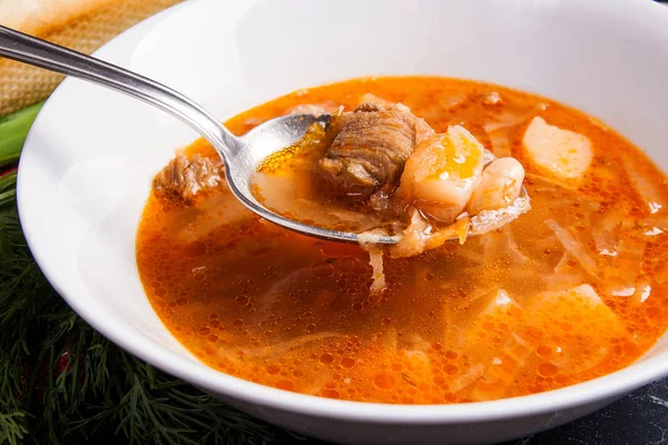 Vista cercana del plato y cuchara con sopa de remolacha roja o borsc —  Fotos de Stock