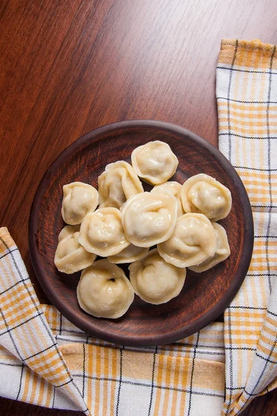 Haşlanmış Ukraynalı et köfte veya ahşap zemin üzerine mantı.