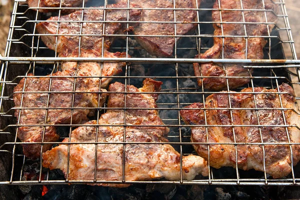 Saftig Fläskstek matlagning på en öppen låga grill. — Stockfoto