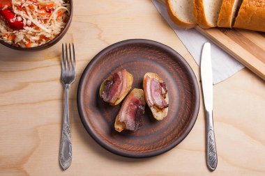 Dilim pastırma ve mutfak eşyaları woode üzerinde yemek fırında patates