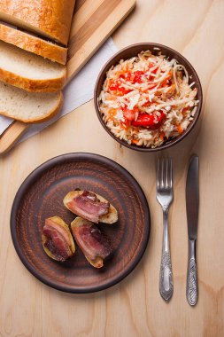 Dilim pastırma ve mutfak eşyaları woode üzerinde yemek fırında patates