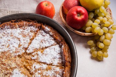 Cheesecake vintage bıçak ve ışık mermer b taze meyve ile