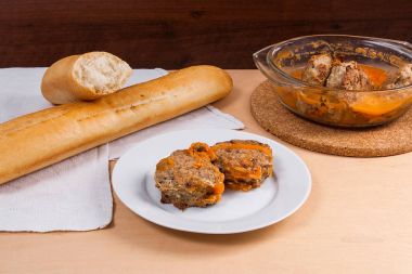 Ev yapımı köfte vegitables seramik kase, clas ile kavrulmuş