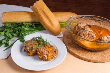 Domuz eti köfte servis beyaz buğday ekmek ile beyaz bir plaka üzerinde bir