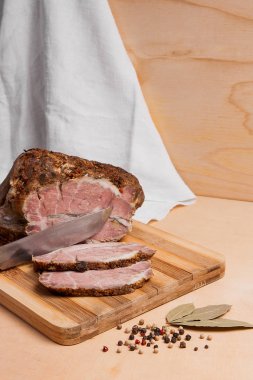 Ahşap tahta üzerinde pişmiş domuz otlar, baharatlar ile dilimlenmiş.