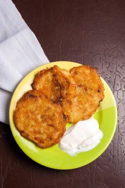 İle et ve ekşi krema Belar yeşil plaka üzerinde patates pancakes