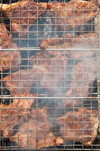 Friptură suculentă de porc gătit pe un grătar deschis de flacără . — Fotografie, imagine de stoc