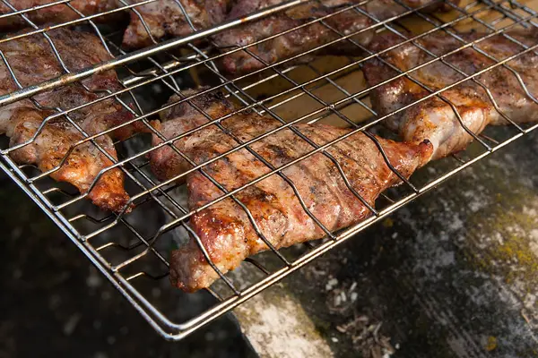 Vue rapprochée de la cuisson juteuse du steak de porc sur un gril à flamme nue — Photo