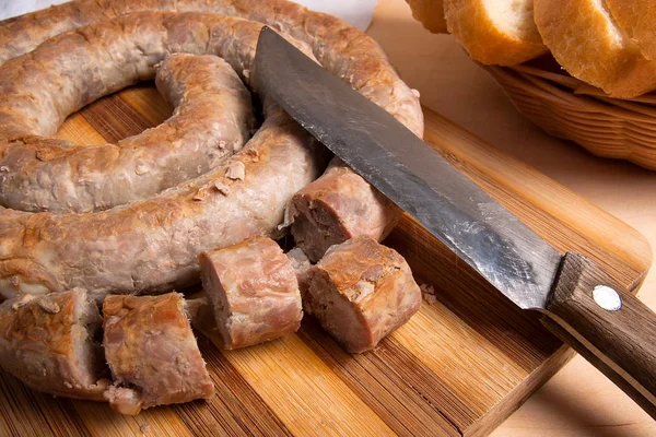 Нарезанная жареная традиционная домашняя колбаса со специями и травой — стоковое фото
