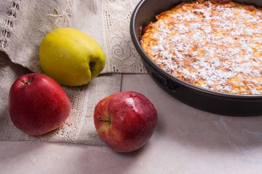 Elmalı turta ışık mermer zemin üzerine taze meyve ile