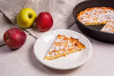 Elmalı turta ışık mermer zemin üzerine taze meyve ile.