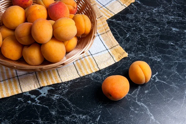 Taze organik kayısı sepeti. Grup hasat kayısı