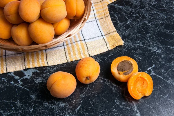 Taze organik kayısı sepeti. Grup hasat kayısı