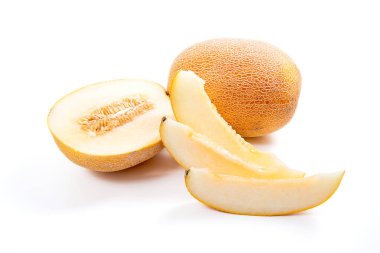 Bütün, yarım ve dilimlenmiş honeydew kavun tropikal meyve üzerinde izole