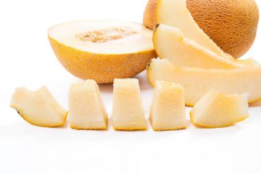 Yarı bütünün, görünümü kapatın ve dilimlenmiş honeydew kavun tropikal 