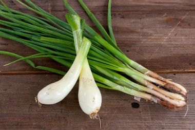 Taze soğan, vintage ahşap arka plan üzerinde hasat sebzeler