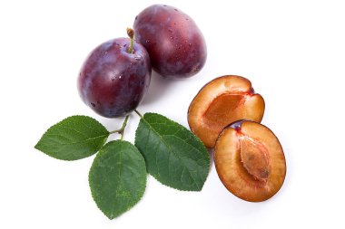 Bütün grup ve yarım bir wh izole yaprak ile olgun Erik