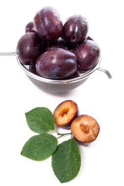 Olgun Erik, bütün ve l ile yarı olgun Erik ile çelik kevgir