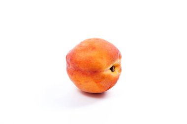 Olgun şeftali meyvesi beyaz arkaplanda izole